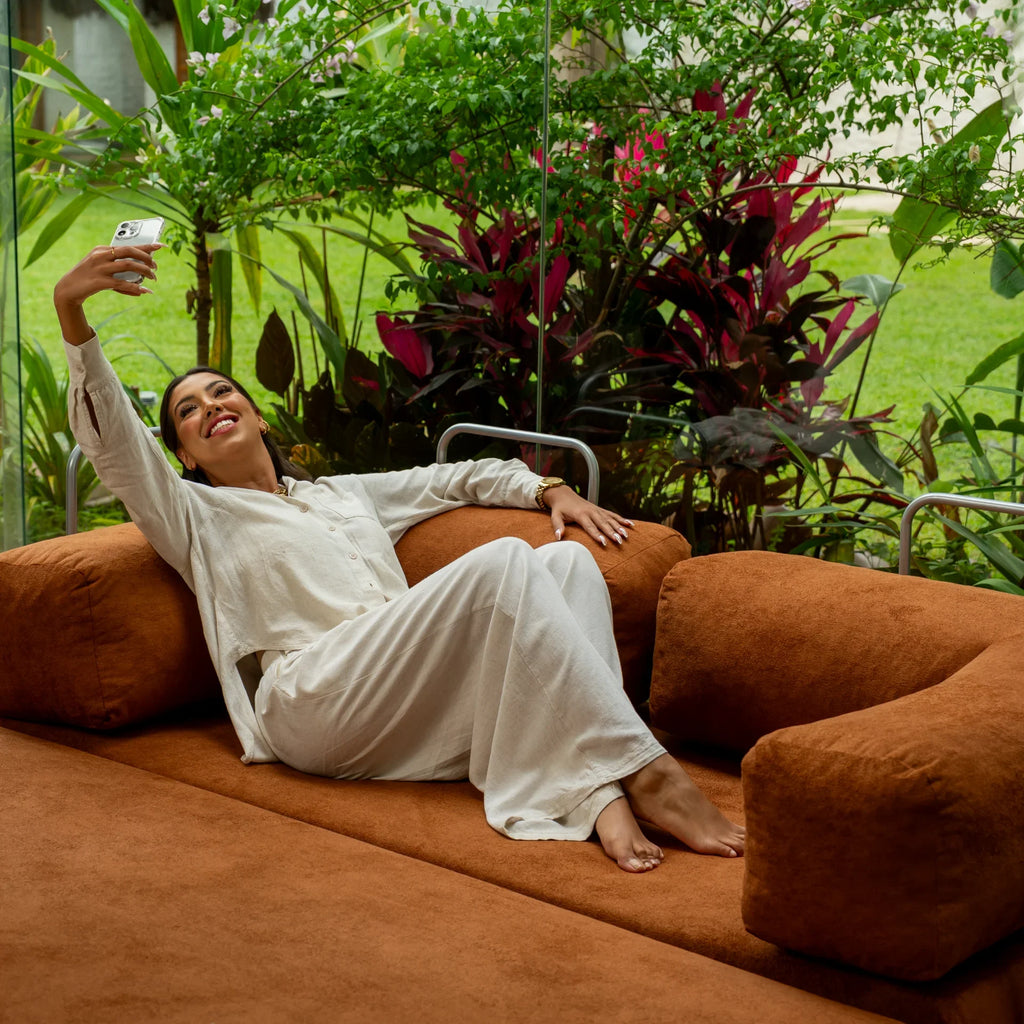Sofá Cama Bloom - Sofá na Caixa + Apoio de Pé Bloom Tecido Boucle Laranja