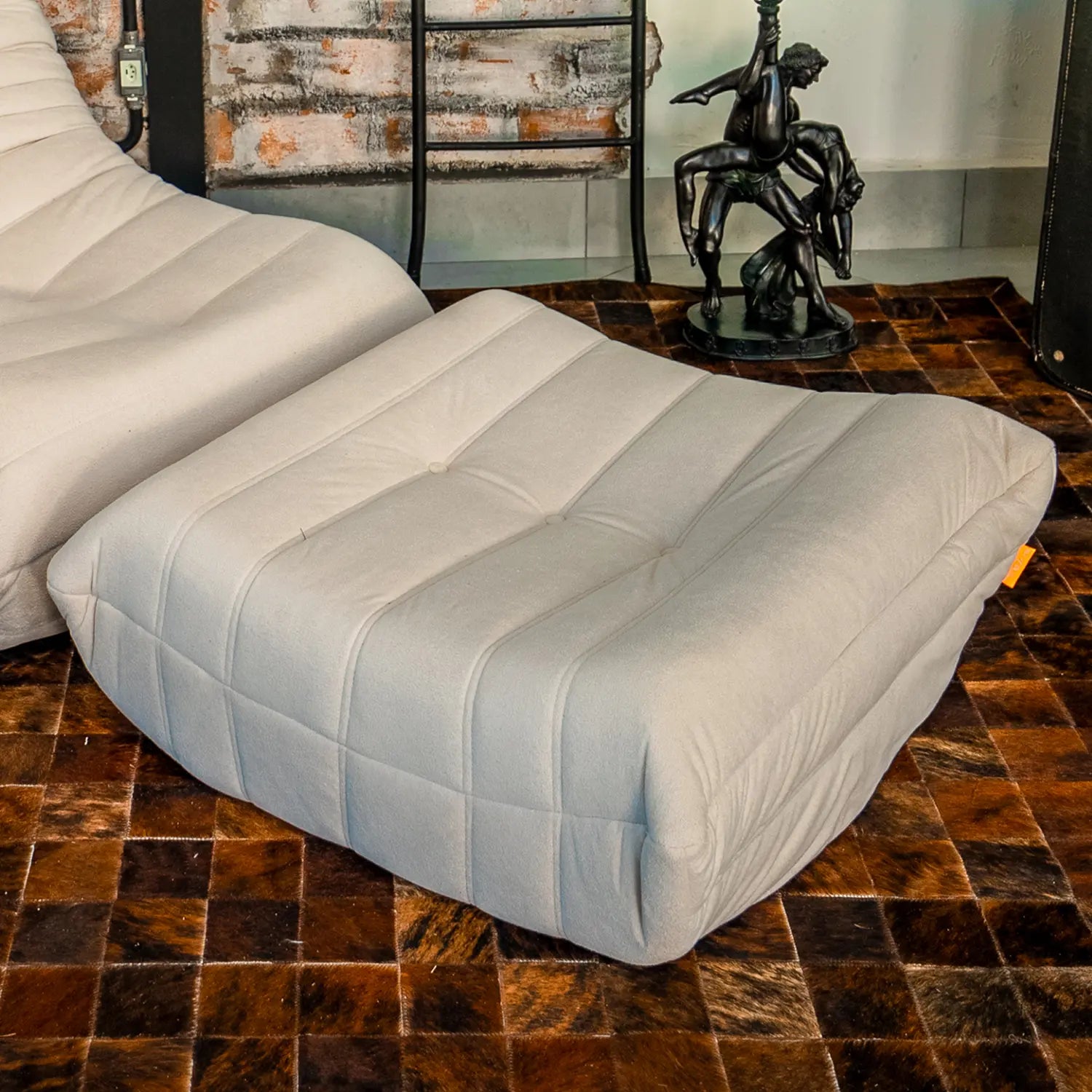 Kit Poltrona Design 1973 + Apoio para pés - Linho